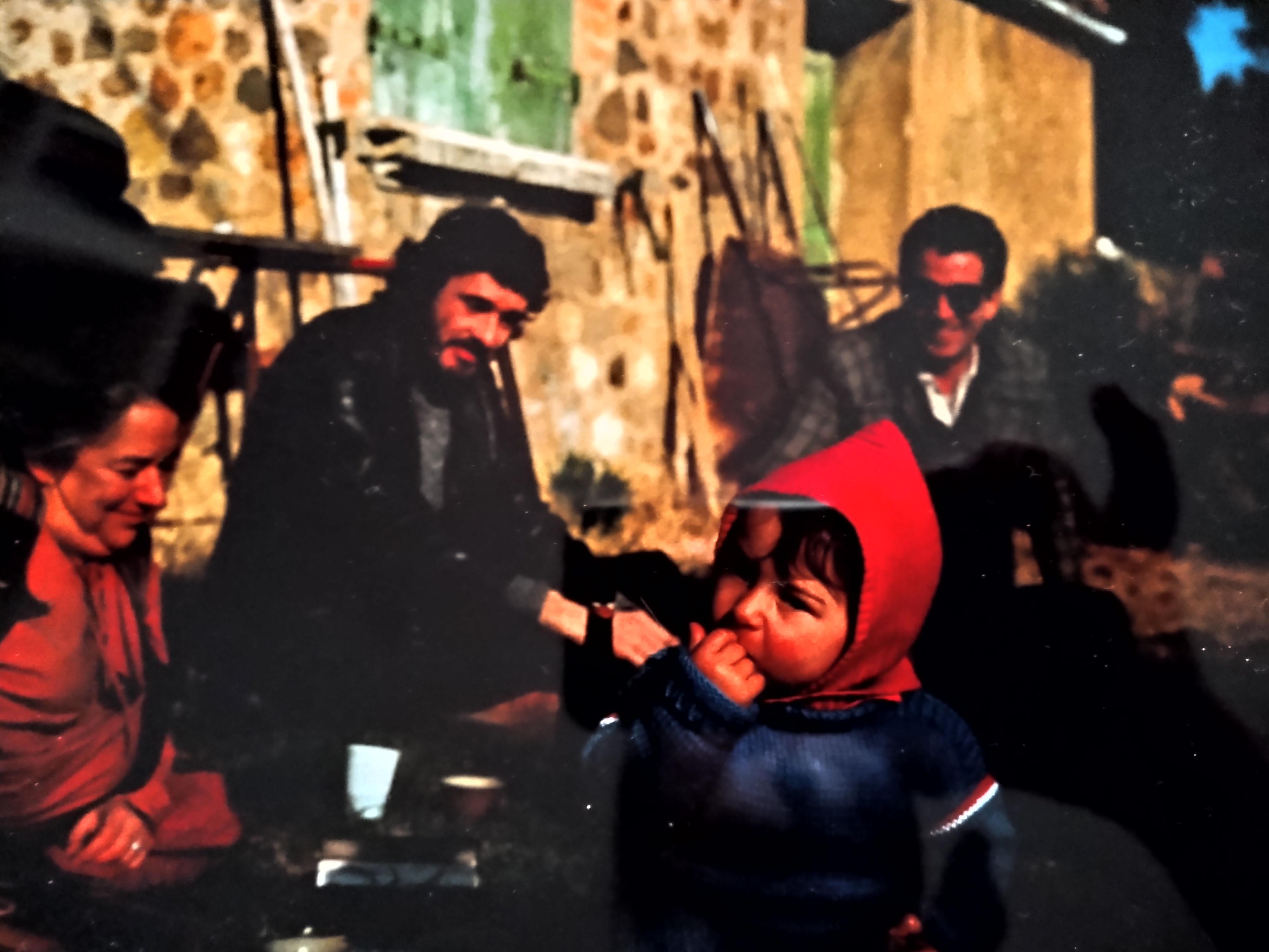 Lagune di Sasso Marconi, 1982. Giulia Niccolai, Franco Beltrametti, Harry Hoogstraten, in primo  piano il piccolo Jacopo (archivio Mara Cini)